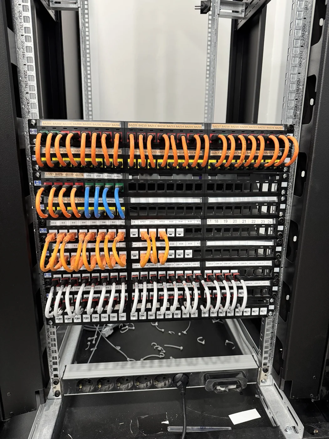 BAL ELEKTRİK uygulamasından düzenli rack kabin ve data bağlantıları